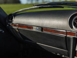 Image 25/33 of Mercedes-Benz 500 SL (1986)