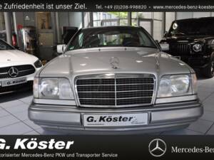 Image 3/12 of Mercedes-Benz E 200 (1995)