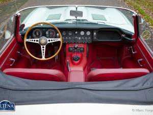 Image 33/45 de Jaguar E-Type 4.2 (1966)