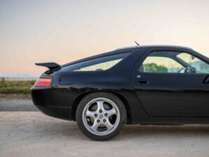 Image 17/63 of Porsche 928 GTS (1994)