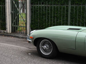 Image 14/60 de Jaguar E-Type (1970)