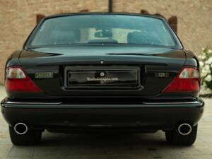 Image 15/50 of Jaguar XJR 4.0 (2000)