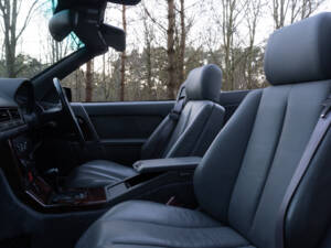 Image 11/15 of Mercedes-Benz 500 SL (1991)