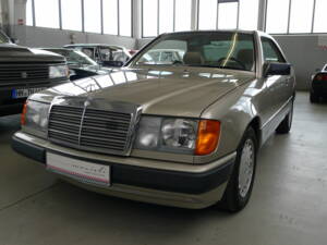 Image 31/33 of Mercedes-Benz 300 CE (1988)
