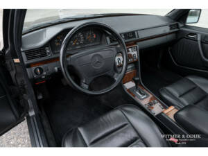 Image 23/34 of Mercedes-Benz 500 E (1992)