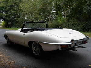 Image 4/17 de Jaguar E-Type (1969)