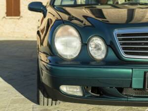 Image 16/50 of Mercedes-Benz CLK 200 (1997)