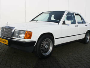 Image 1/12 de Mercedes-Benz 190 E (1984)