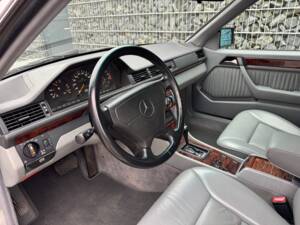 Imagen 28/100 de Mercedes-Benz 300 CE (1992)