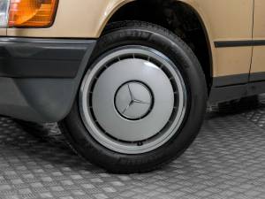 Imagen 4/50 de Mercedes-Benz 190 D (1986)