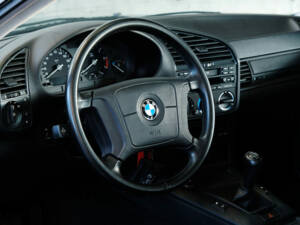 Image 16/23 of BMW 316i (1995)