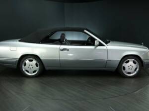 Immagine 7/30 di Mercedes-Benz E 320 &quot;Final Edition&quot; (1997)