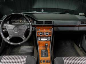 Bild 17/40 von Mercedes-Benz E 220 (1995)