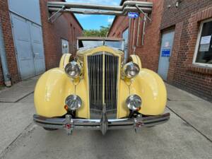 Image 18/75 of Packard One-Twenty (1936)