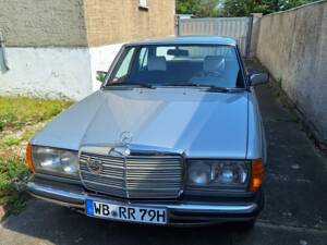 Imagen 1/7 de Mercedes-Benz 230 E (1984)
