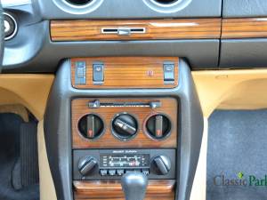Image 34/50 of Mercedes-Benz 230 CE (1982)