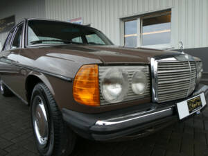 Imagen 15/20 de Mercedes-Benz 200 (1979)