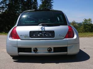 Immagine 4/10 di Renault Clio II V6 (2002)