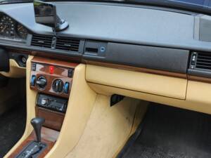 Image 5/5 of Mercedes-Benz 230 E (1989)