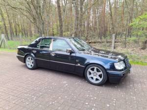 Image 6/26 de Mercedes-Benz E 500 Limited (1994)