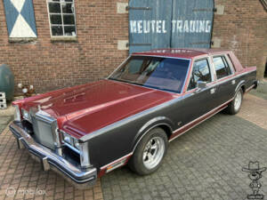 Image 3/50 of Lincoln Town Car (1984)