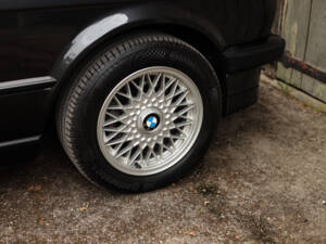 Image 25/83 de BMW 325i (1990)