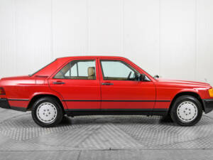 Bild 10/50 von Mercedes-Benz 190 D 2.2 (1984)