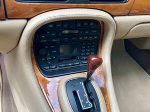 Image 10/19 of Jaguar XJ 8 Sovereign (2000)