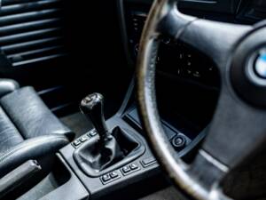 Bild 28/47 von BMW 320i (1990)