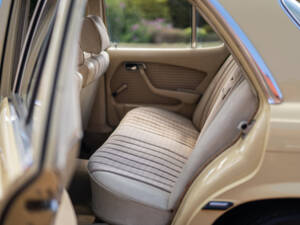 Image 38/40 of Mercedes-Benz 350 SE (1975)