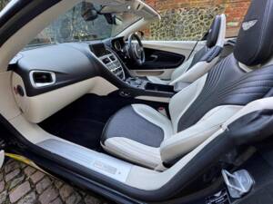 Image 22/40 de Aston Martin DB 11 Volante (2018)