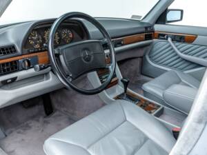 Image 14/19 of Mercedes-Benz 300 SE (1990)