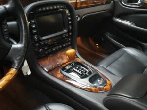 Image 10/50 of Jaguar XJ 8 4.2 (2008)