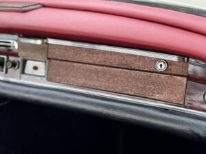 Image 37/132 of Mercedes-Benz 220 SE b (1963)