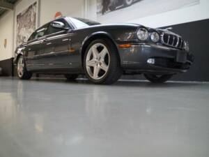 Image 26/50 de Jaguar XJ 8 4.2 (2005)