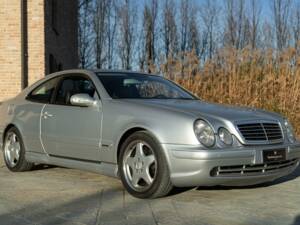 Bild 2/50 von Mercedes-Benz CLK 55 AMG (2000)