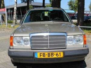 Bild 3/7 von Mercedes-Benz 230 E (1992)