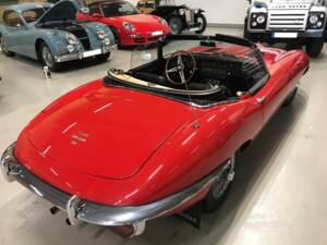 Image 25/32 de Jaguar E-Type (1969)