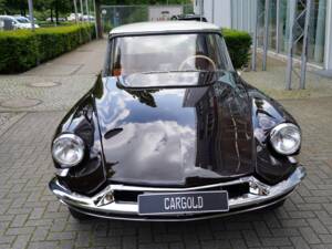 Image 2/31 of Citroën DS 19 (1957)