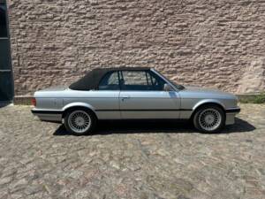 Image 9/29 of BMW 318i (1991)