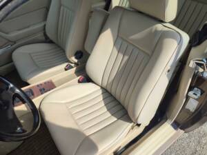 Image 9/10 of Mercedes-Benz 300 CE (1989)