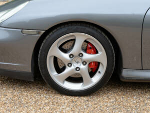 Image 16/50 of Porsche 911 Carrera 4S (2003)