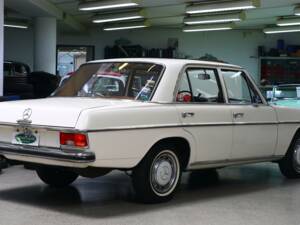 Image 7/15 of Mercedes-Benz 200 (1971)