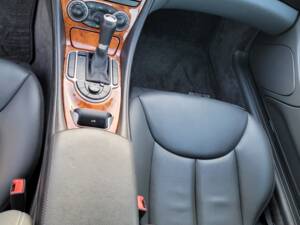Bild 56/97 von Mercedes-Benz SL 500 (2004)