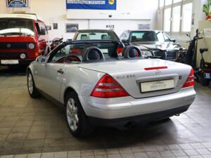 Afbeelding 13/40 van Mercedes-Benz SLK 230 Kompressor (1999)