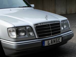 Image 13/75 of Mercedes-Benz E 280 T (1994)