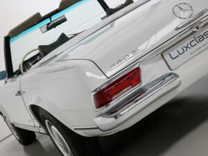 Image 16/31 of Mercedes-Benz 280 SL (1968)