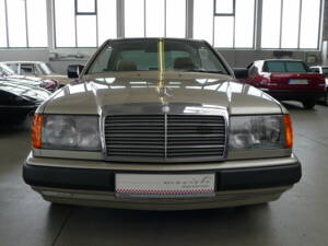 Image 33/33 of Mercedes-Benz 300 CE (1988)