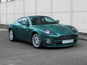 Imagen 4/21 de Aston Martin V12 Vanquish S (2004)