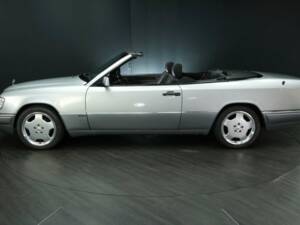 Immagine 3/30 di Mercedes-Benz E 320 &quot;Final Edition&quot; (1997)